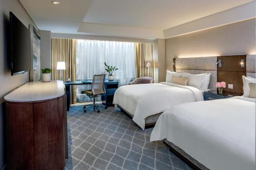Classic Queen Room with Two Queen Beds and Roll-In Shower - Mobility Access