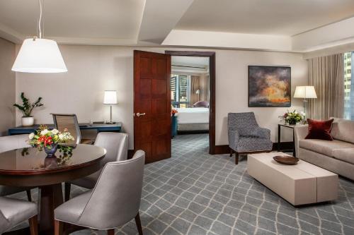 One-Bedroom King Suite with Roll-In Shower - Mobility Access