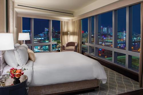 One-Bedroom Corner Queen Suite with Two Queen Beds