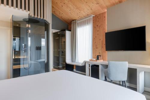 Junior King Suite with River View