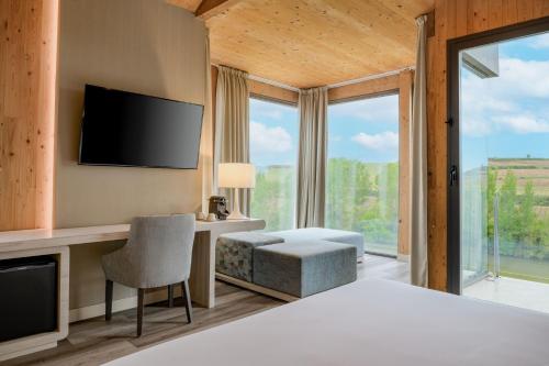 Junior King Suite with River View