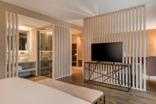 Junior King Suite with River View