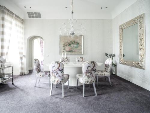 Charly Walker Suite with Lake View