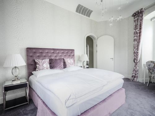 Charly Walker Suite with Lake View