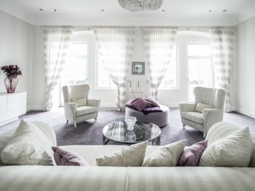 Charly Walker Suite with Lake View