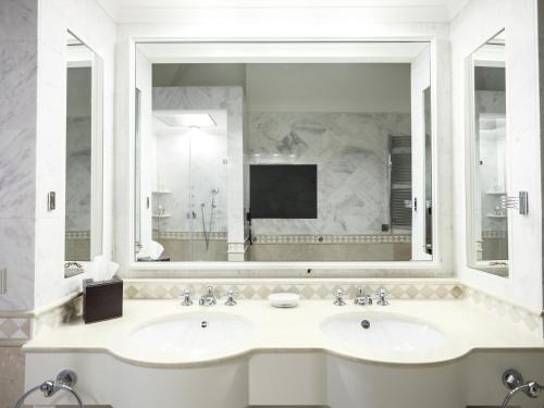 Charly Walker Suite with Lake View