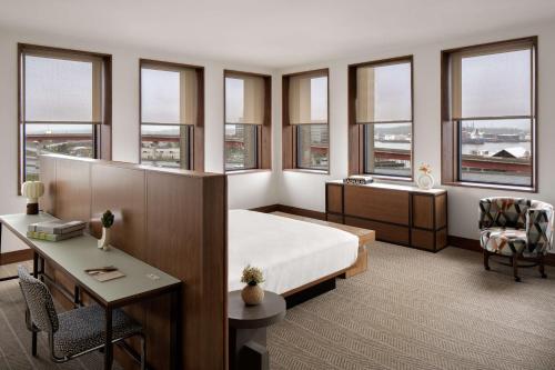 Corner King Room with Tub - Mobility and Hearing Accessible