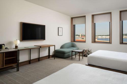 Deluxe Queen Room with Two Queen Beds and Roll-In Shower - Mobility Access