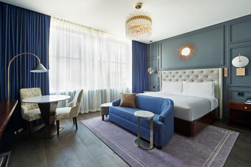 Deluxe King Room with City View