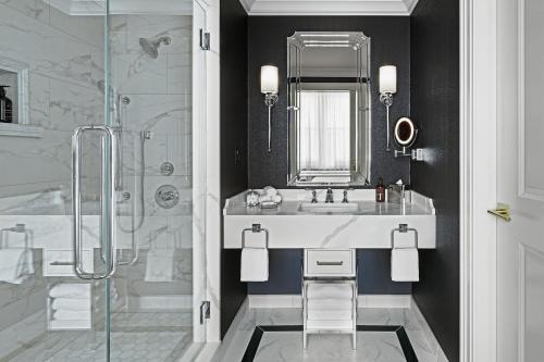 Deluxe King Room with City View