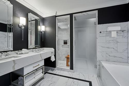 One-Bedroom Corner King Suite with Sofa Bed and City View