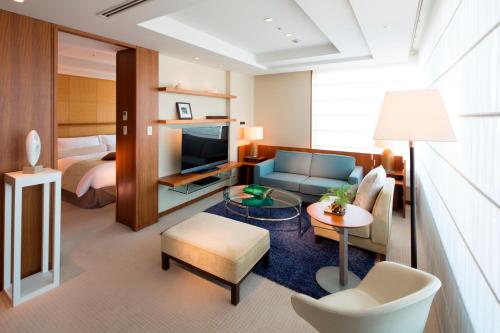 One-Bedroom Twin Suite with Lounge Access