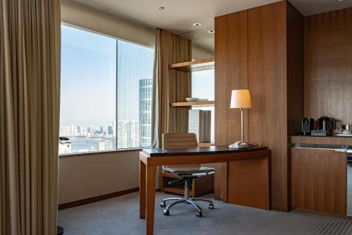 One-Bedroom Twin Suite with Lounge Access