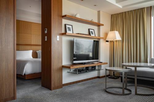 One-Bedroom King Suite with Luxury View Bath