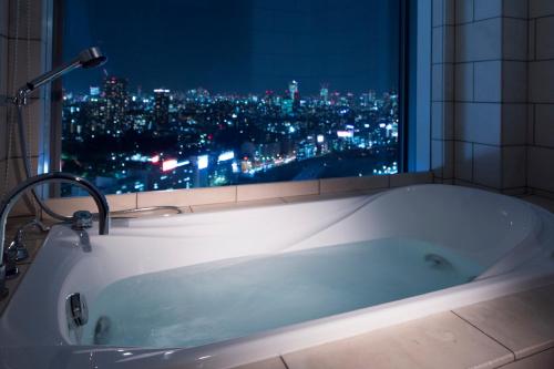 One-Bedroom King Suite with Luxury View Bath