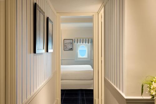 Deluxe King Room Cruise Liner