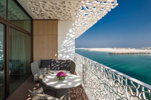 Deluxe King Guest Room with Beach View with Balcony 