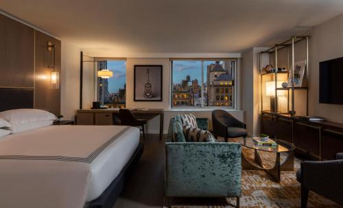 Deluxe King Room with Accessible Shower