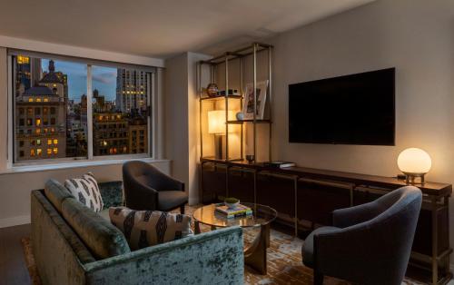 Deluxe King Room with Accessible Shower