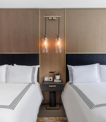 Double Room with Two Double Beds and Tub