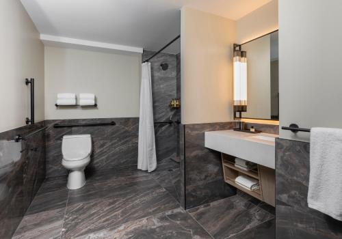 One-Bedroom King Suite - Mobility Accessible/High Floor