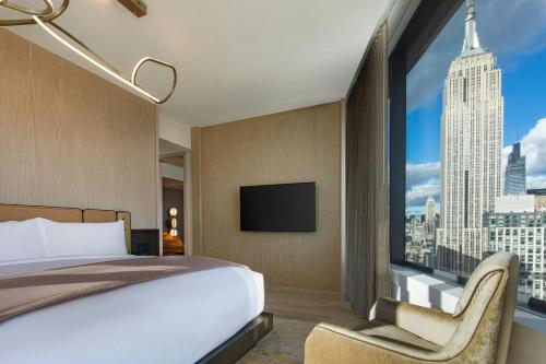 Madison One Bedroom King Suite - Club Level