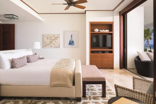 Three-Bedroom Residence with Balcony - Oceanfront/Mid Floor