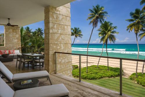 Three-Bedroom Residence with Balcony - Oceanfront/Mid Floor