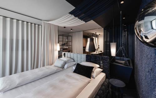 Intimate Room