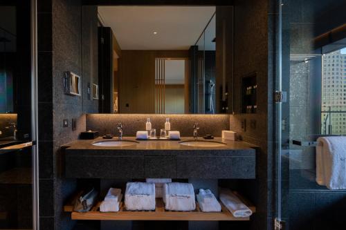 [Heritage] Double Junior Suite with View Bath - No Club Lounge Access, No Heritage Benefit