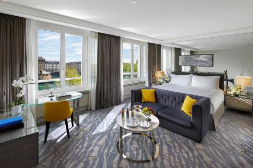 Mandarin River View King or Twin Room