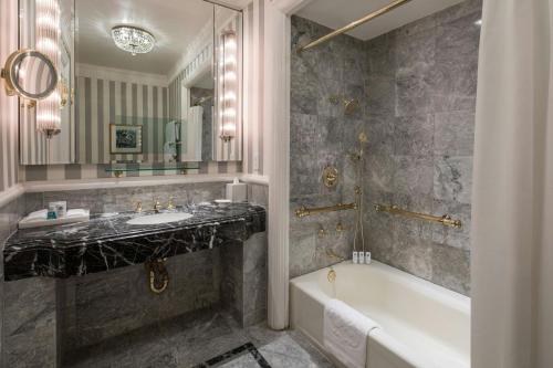 Superior King Room with Tub - Mobility/Hearing Accessible - Butler Service