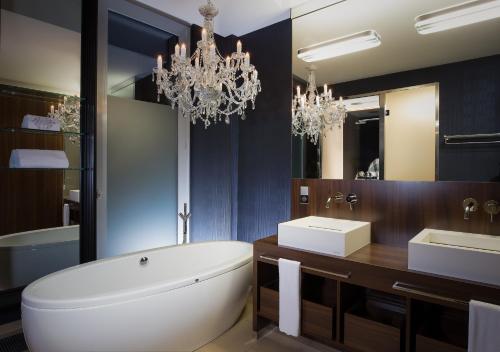 Corner Suite
