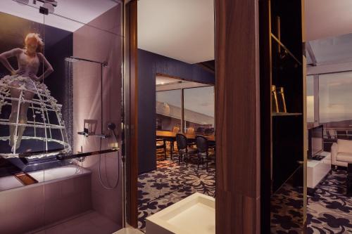 Hero Suite with access to the Rooftop Terrace