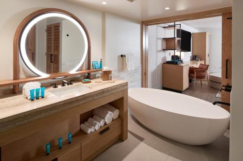 Club Access - Ocean Front Suite King