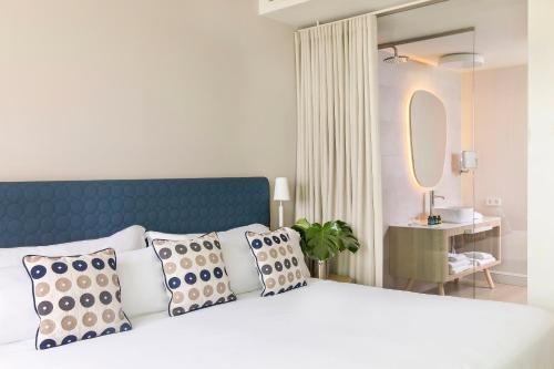Superior ME Sea View (3 Adults)
