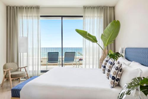 Studio Suite + Junior Suite Sea View (3 Adults)