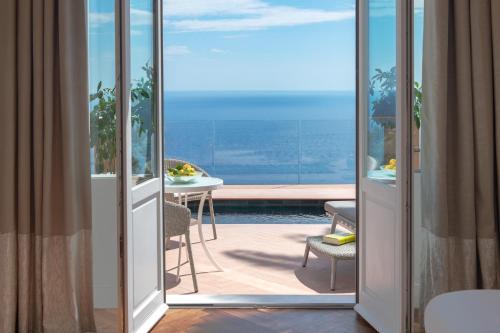 Sea-View Studio Suite with Plunge Pool King