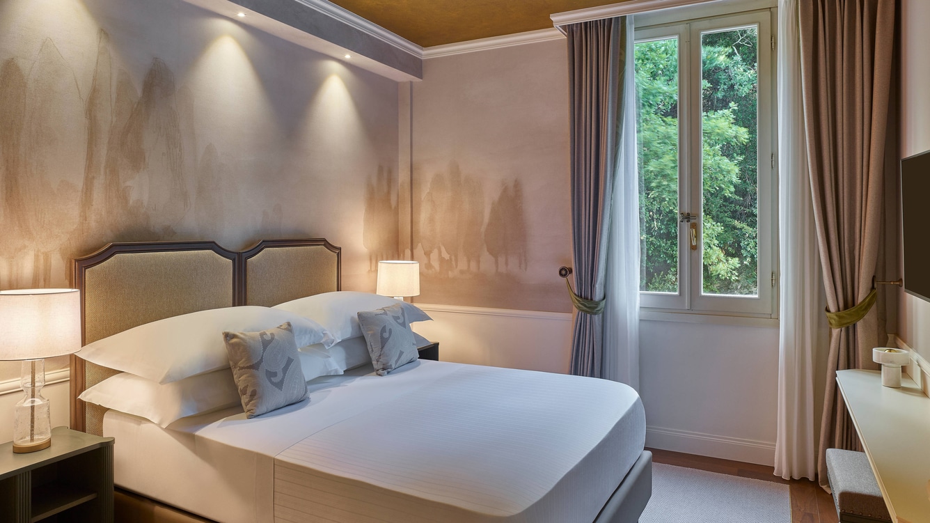 Classic Room - 1 Queen Bed 