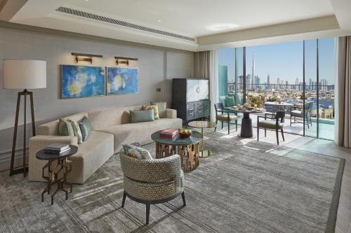 Skyline View Suite with Club Lounge Access - including Daily Breakfast & Afternoon Tea, Evening Drinks & Canapes