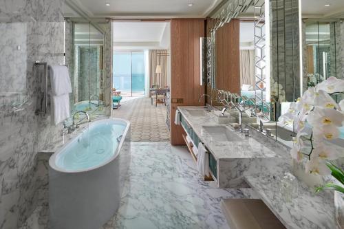Deluxe Sea View King Room 