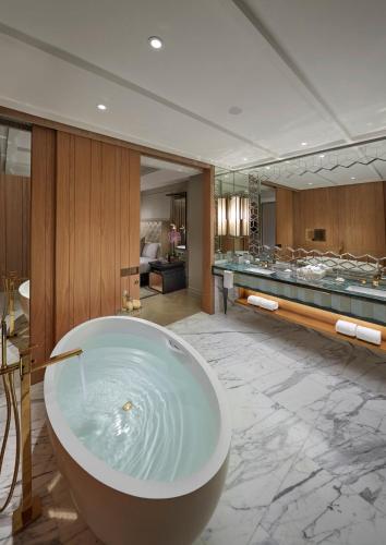 Premier Sea View Suite with Club Lounge Access -  including Daily Breakfast & Afternoon Tea, Evening Drinks & Canapes