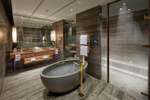 Two-Bedroom Suite with Club Lounge Access