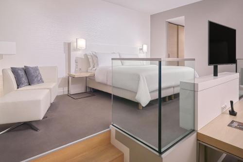 Panorama Suite with City and Water View