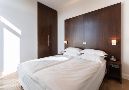 Bedroom Apartment with Balcony and Sofa Bed