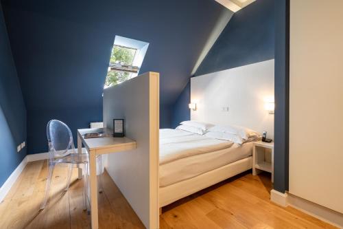 Bedroom Apartment with Balcony and Sofa Bed