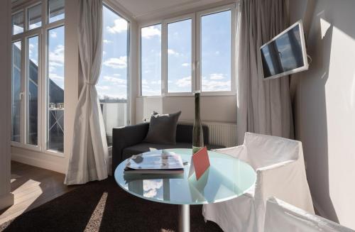 Bedroom Apartment with Balcony and Sofa Bed