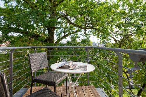 Bedroom Apartment with Balcony and Sofa Bed