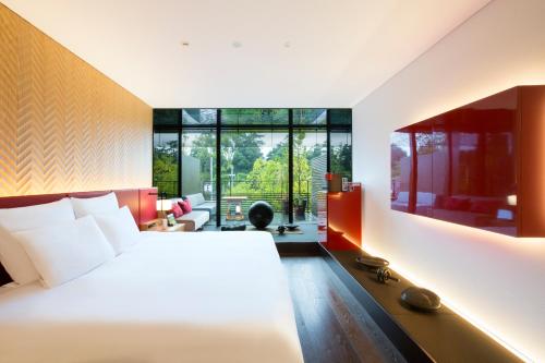 Deluxe King Room with Balcony