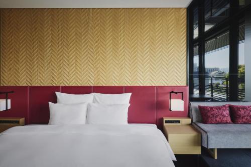 Deluxe King Room Castle View